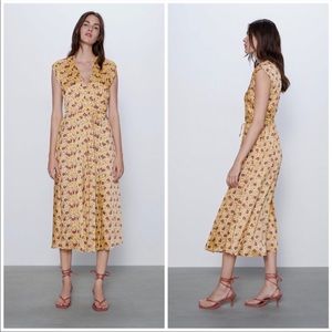 Zara Yellow Floral Pleated Sleeveless Satin Dress